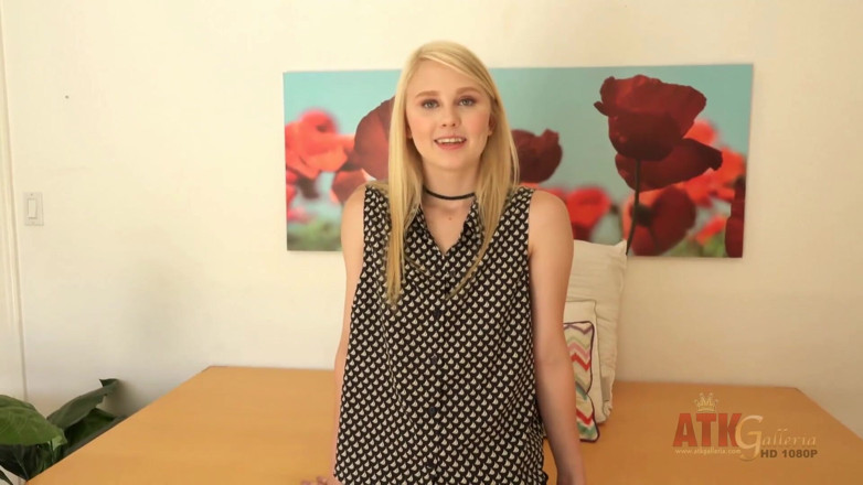 ATKIngdom Fans: Blonďatá teenagerka ukazuje své sexy tělo na castingu