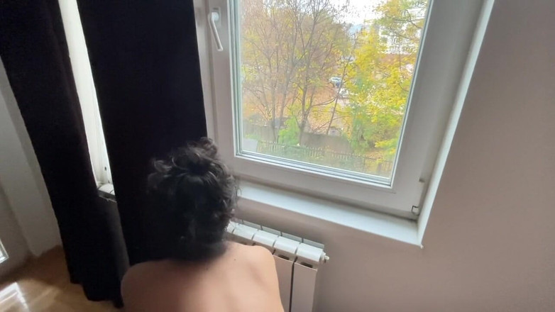 Luna Habibi: 大屁股阿拉伯学生妹在国外的窗户上性交