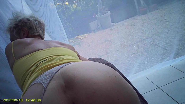 Sofy13: Han sprider min sting och knullar min lilla röv hårt...