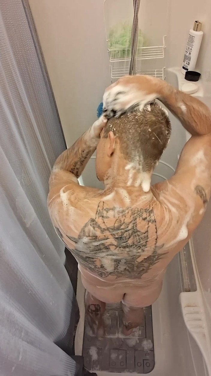 DubeSnackes: Dubesnackes, ukazování času a mydlení a tření jeho sexy těla.