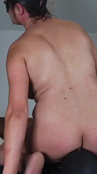 Schiavo marito seduto sulla faccia dominazione femminile
