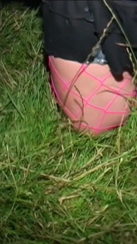 Divoká blonďatá porno děvka požaduje, aby byla obklopena skutečnými ptáky na pejsku