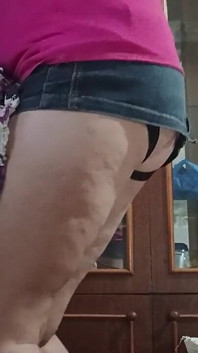 Meine stiefmutter drückte mich hart gegen den heizkörper und fickte mich gut mit einem strap-on