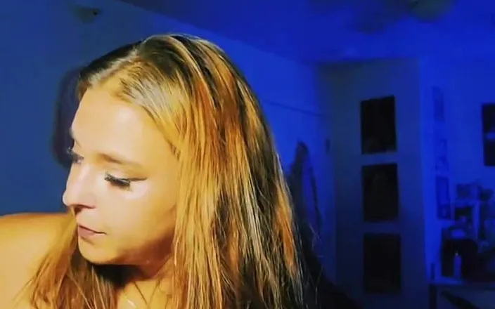 Alli Anderson: Tiktok Live Eating a Lollipop