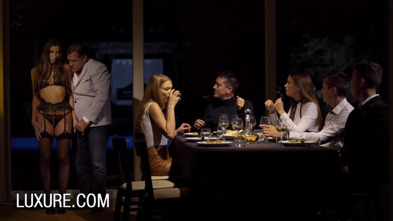 Luxure: Kentasi dubur semasa makan malam swinger