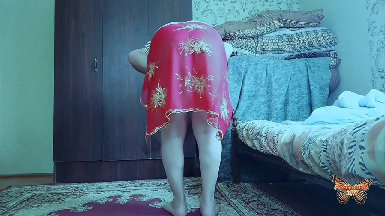 Kitty_Cross: Femboy espiègle se penche en avant dans une jupe courte...