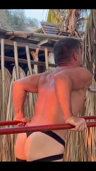 Scufundări pentru Triceps și umeri antrenament nud la plajă