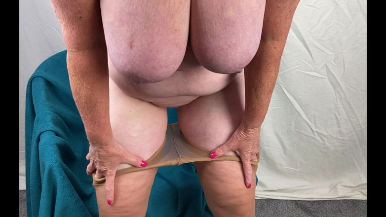 Mr MF: Mme les pieds matures porte ses collants usagés pour la...
