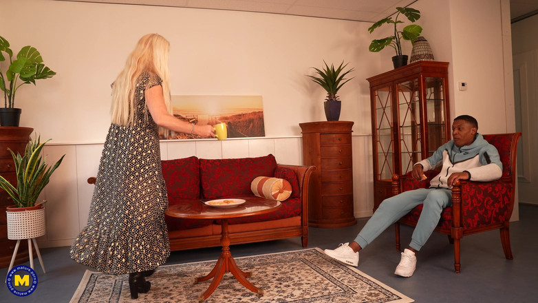 Mature NL: 배다른 아들의 베스트 프렌드에게 따먹히는 음란한 네덜란드 밀프 Lexxie Wilde