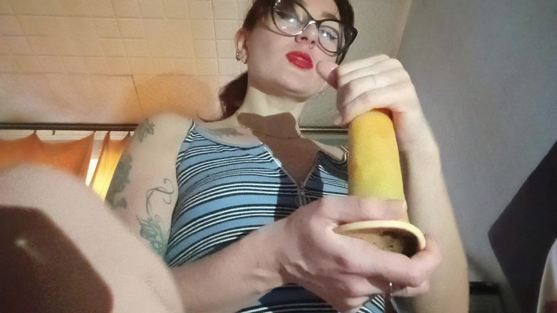 HellENXxOo: Styvmamma lär att onanera