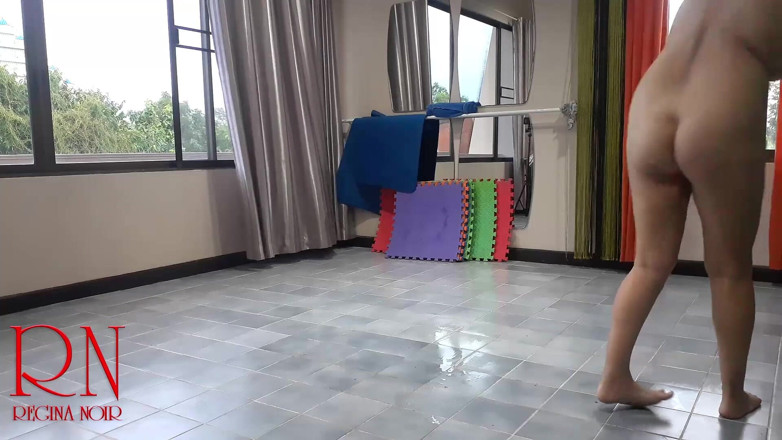 Regina Noir: Pembantu rumah bogel membersihkan bilik yoga