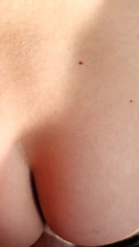 MILF sexy con medias fue follada en un balcón transparente