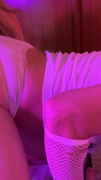 Ngentot gaya pegging, kencing, dan fisting memek pacar banci lesbianku!