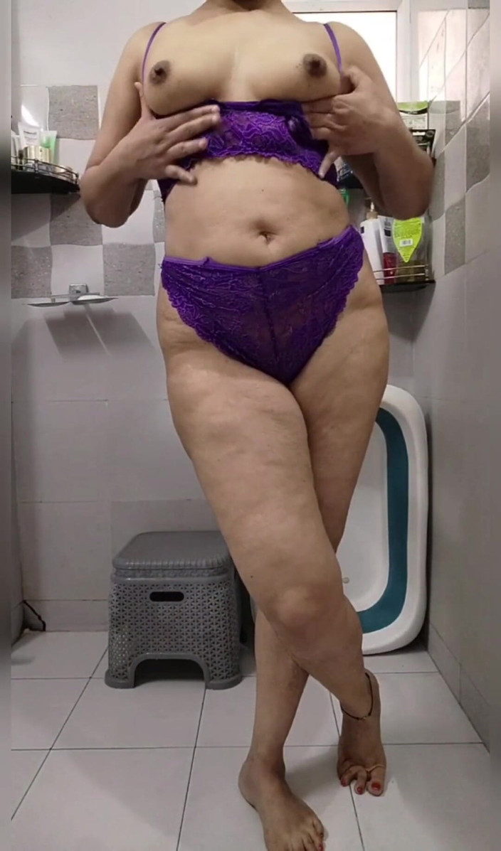 Hot Indian mommy: Hintli kadın banyoda sikiliyor