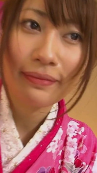 Schmutzige asiatische mädchen szene-1 hübsches japanisches mädchen im traditionellen kleid ficken mit ihrer rasierten muschi