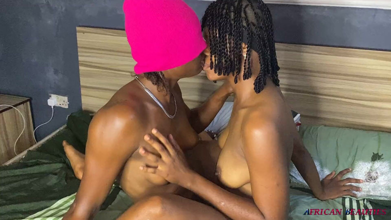 African Beauties: Африканські леззі трахаються ножицями та страпоном