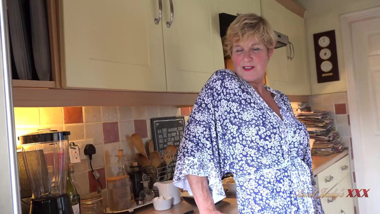 Aunt Judy's XXX: Judysxxx - tettona casalinga matura succhia il tuo cazzo in cucina (punto...
