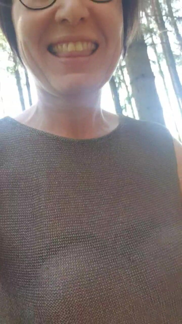 JulieEroticDress: Salpicando desnuda en el bosque y en topless