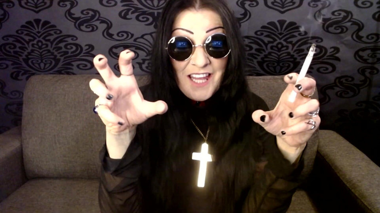 Abby Anna: MILF Halloween Ozzy Cosplay merokok