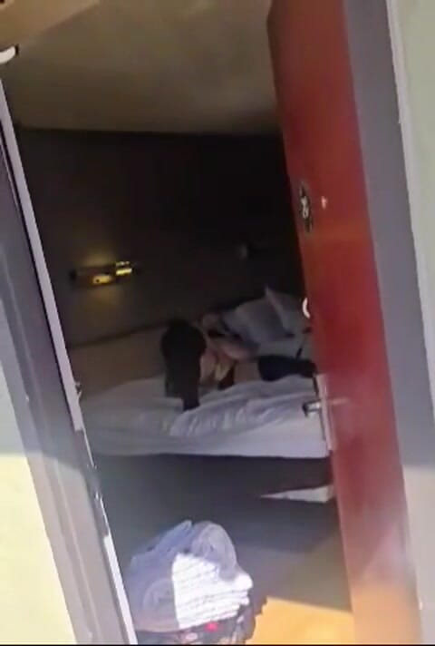 Kimmywetwet: Porquinho tóxico sendo exposto e esticado ao comando do papai
