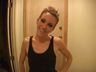 Blacks on Whites: Hubená brunetka si užívá sání velkého černého ptáka