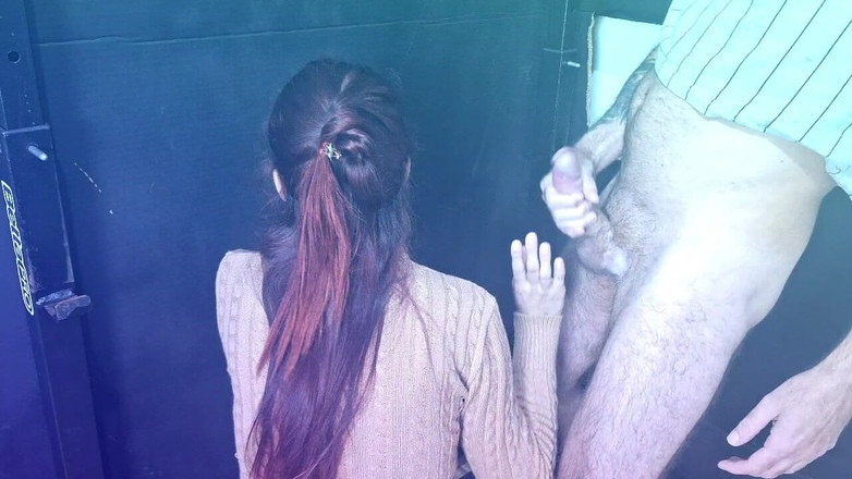 ksalnovinhos: Suami mengambil isteri buat kali pertama di gloryhole untuk menghisap...