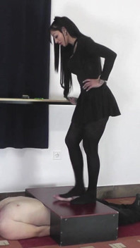 Padrona Cleo in Collant Calpesta Il Suo Schiavo Fino All'orgasmo