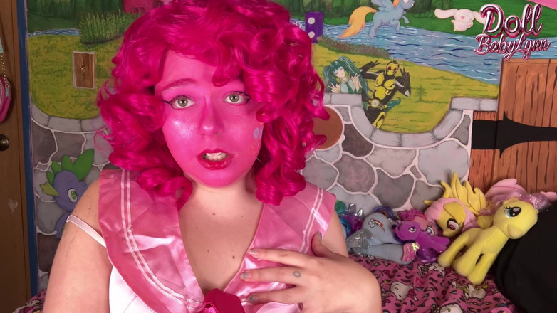DollBabyLynn: Pinkie ile geğirme ve şarkı söyleme