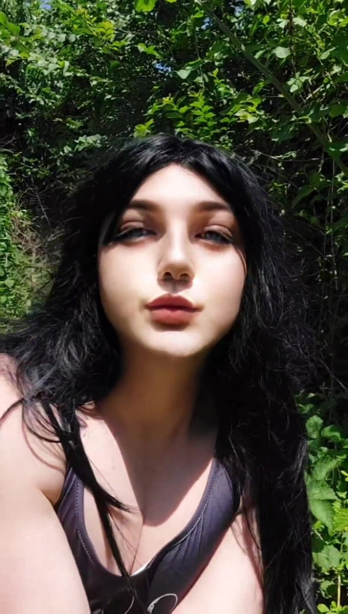 Kitty_Cross: Камшот в саду большой член, горячая большая порция спермы, сексуальная модель ледибой на улице, когда мой друг наблюдает за мной