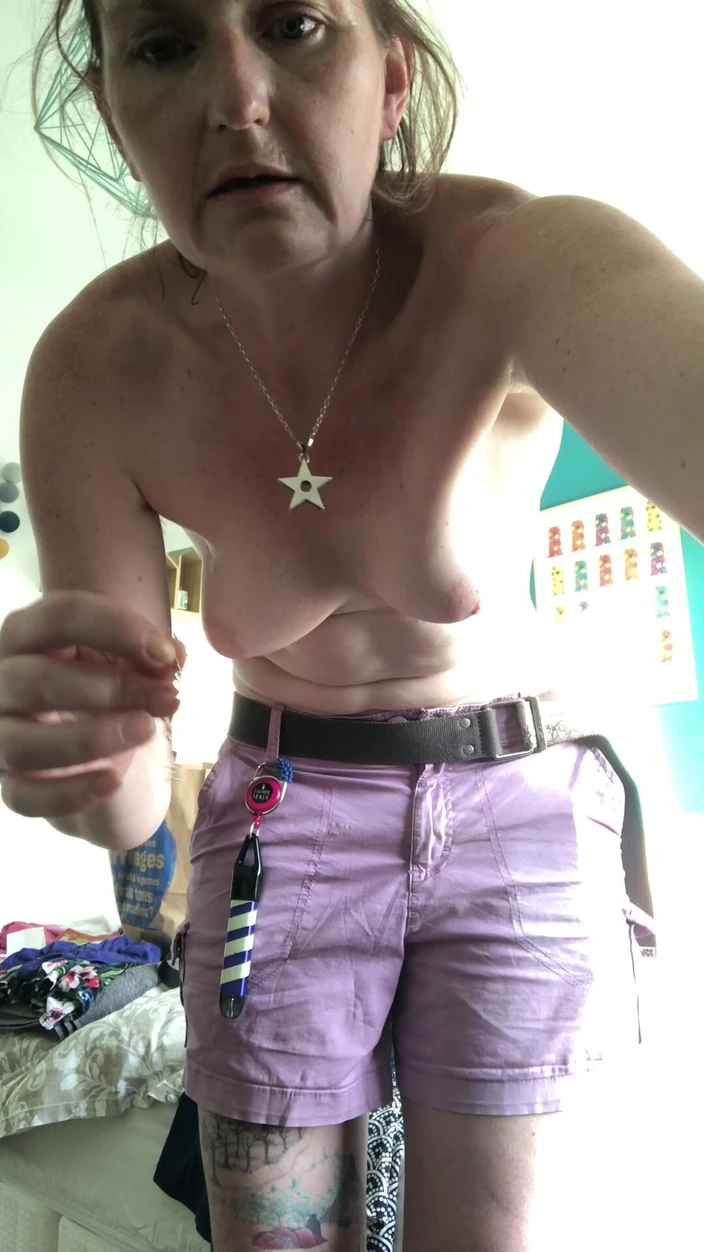 MistressWriggler: Cleaning up My Leaky Bum. Part of 2.
