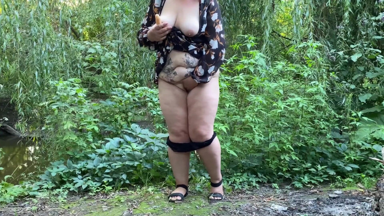 OurFetishLife: Zralá tchyně dostala nové dildo jako dárek od svého zetě...
