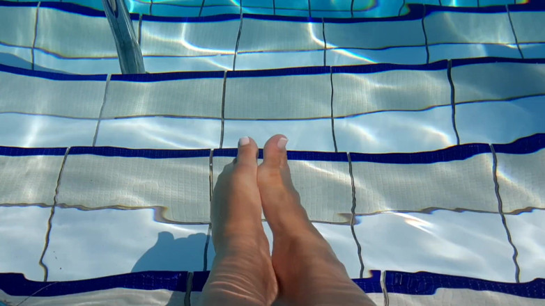 Fetish intimmedia: Fetish kaki bermain di kolam