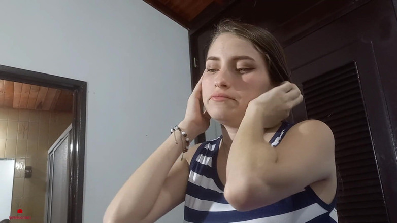 skpro_: Minha meia-irmã com seu rosto inocente me pede para deixá-la...