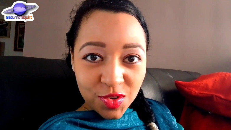 Saturno Squirt: Saturno Squirtは歌手であり、彼女の猫と口、豊かな肉質とピンクの唇で発声することができます