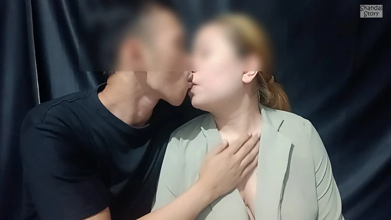 Skandal Story: Zastav v domě mého kancelářského asistenta