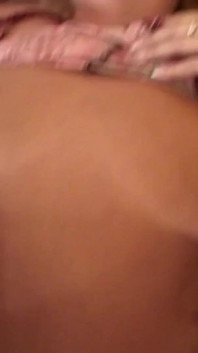 흥분한 배다른 아들과 섹스하기 전에 소파에서 매혹적인 여자