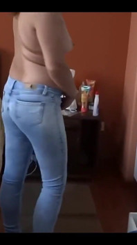 Sans culotte, je mets un jean pendant que mon beau-fils me filme et me branle