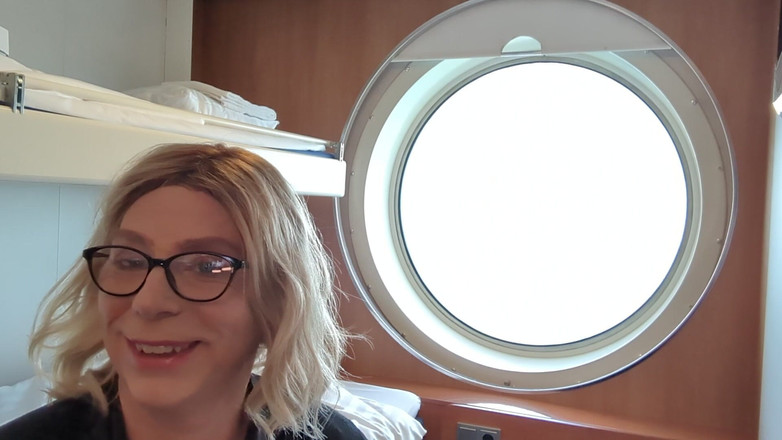 NikkiGee: Acariciando e jorrando a bordo do navio