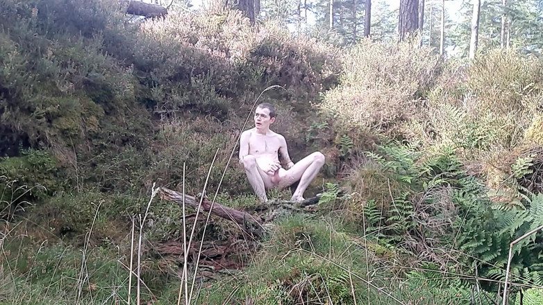 Forest Boi: Ngocok kontol di luar ruangan