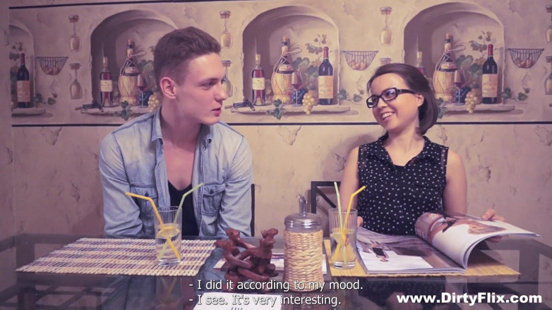 She is Nerdy: Pictură cu ejaculare pe ochelari