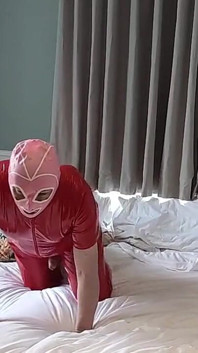 Tam kırmızı pvc catsuit içinde ateşli maskeli sürtük