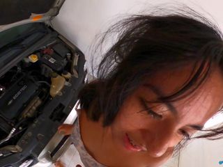 Solo_incognita: 我帮助被卡住的女孩，但首先我按摩她的阴户