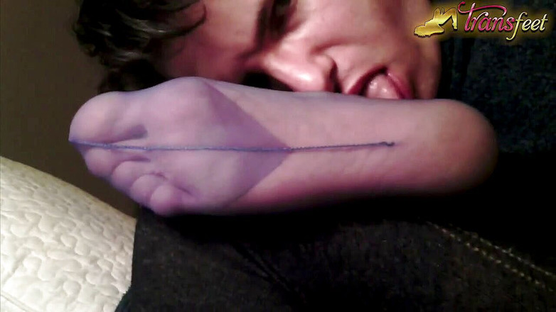Trans and Cross-Dressers Feet: Trans está lambendo o pé na meia-calça e se masturba