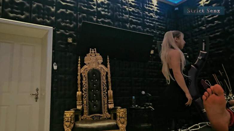 Strict Senz: Sheela Sinner Unghie Lunghe Oliate Corpo Solletico Bondage Sul Rack...