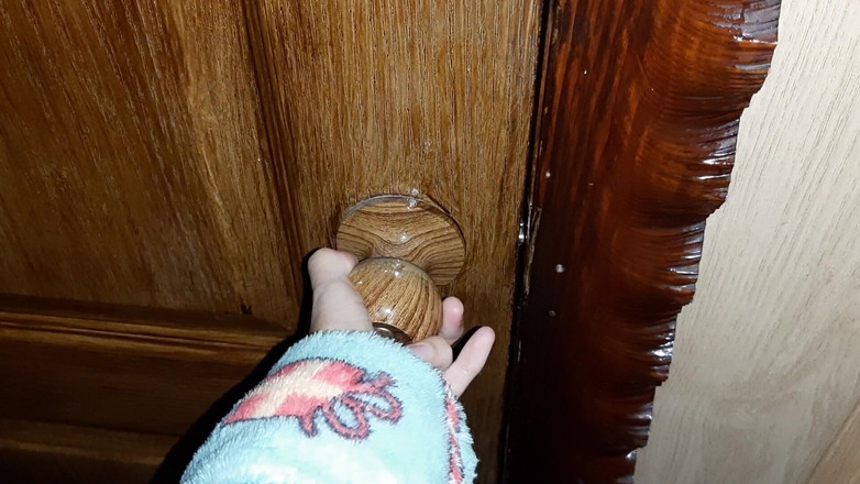 Lesbian-illusion: 화장실에서 자위하는 동안 새엄마가 신음하는 소리가 들렸고 그녀를 보기 시작했습니다.