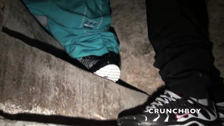 Sneaker gay: Scaly lad soumise totale aux baskets d'un garçon en jogging