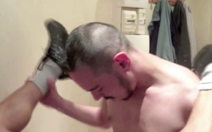 Crunch Boy: Musculoso fundo gay usado por árabe com pés dominação