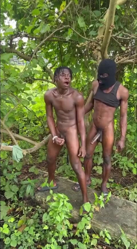 Sweetass132: Un Tip Excitat Cu Pula Mare M-a Futut Sub Copac