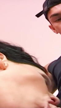 Heiße latina-transe wurde anal mit einem kondom im Flur gefickt