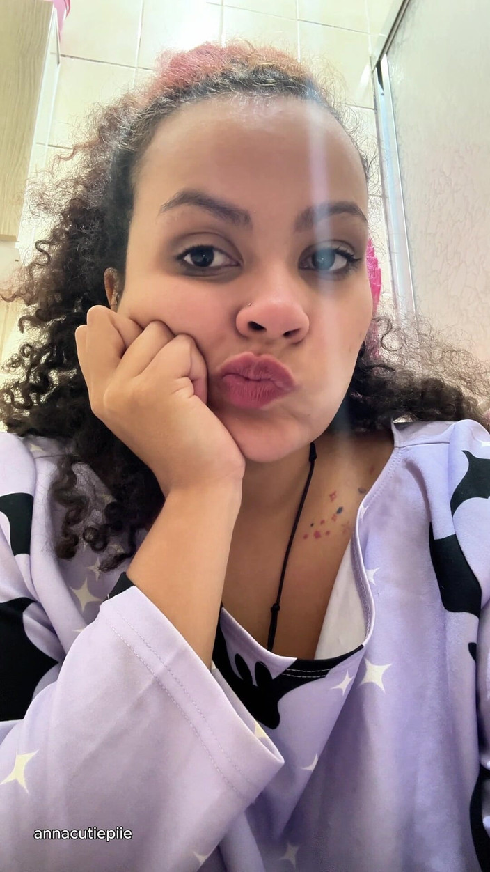 Cutiepiie Chubby: Gazlı süte tahammülsüz kız tuvalette ve osuruyor